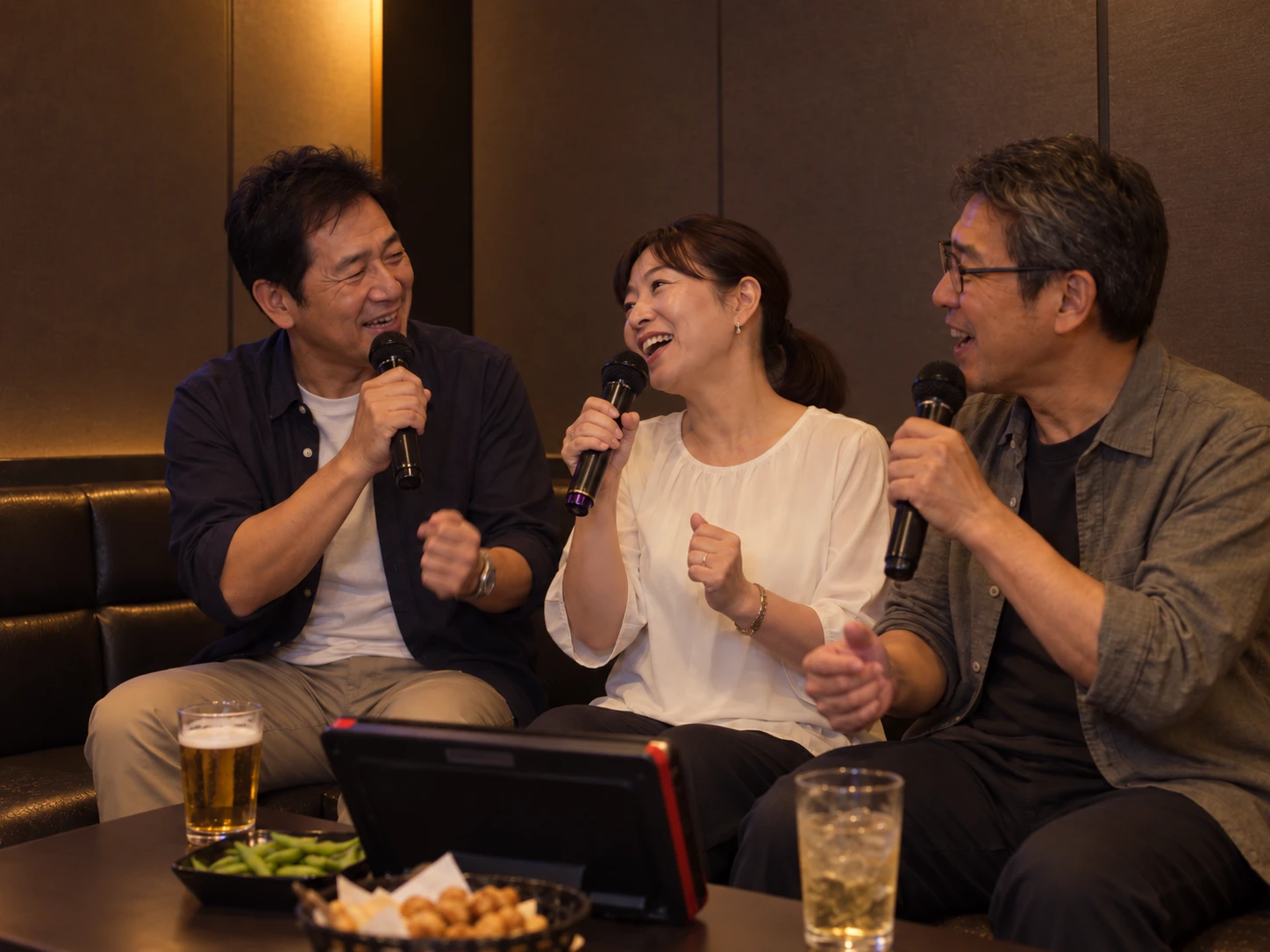 カラオケ会で歌う参加者たち